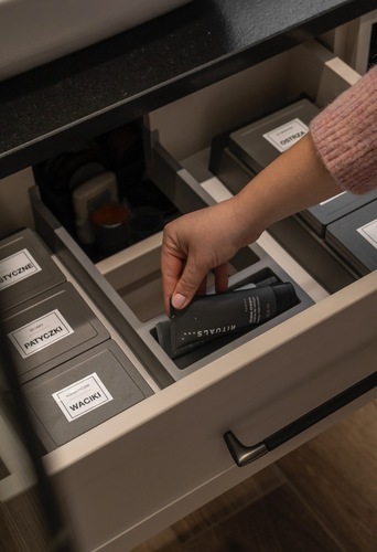 Małe zmiany, wielka wygoda &ndash; sprawdzone sposoby na porządek w łazience